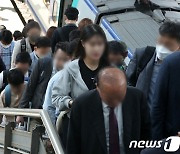 "사실상 엔데믹 선언"...격리·마스크 등 무엇이 어떻게 바뀌나