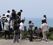 제주 바다에 푹 빠진 학생들