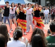 축제 즐기는 외국인 학생들