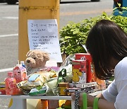 "어른들이 미안하다" 수원 스쿨존 사고 현장 추모 발길 [뉴시스Pic]