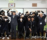 1일 제자들과 기념사진 찍는 이주호 부총리