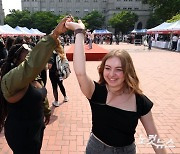 관객도 함께 즐기는 '고려대 외국인학생 축제'