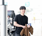 AB6IX(에이비식스) 김동현, '귀여운 미소로 출국' [사진]