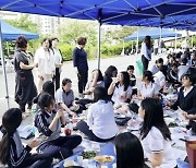 광주여상 총동창회 쾌척 학교 삼겹살 파티… "너무 맛있어요"