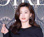 [T포토] 전지현 '원조 여신의 손하트'