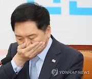 목 가다듬는 김기현 대표