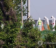 구제역 발생한 한우 농장 들어가는 방역 관계자들