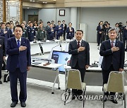 국방혁신위에서 국기에 경례하는 윤석열 대통령