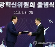 김관진 전 장관에게 위촉장 수여하는 윤석열 대통령