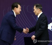 김관진 전 장관과 악수하는 윤석열 대통령