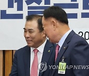 인사하는 김정재 간사와 윤학수 대한전문건설협회 회장, 김상수 대한건설협회 회장