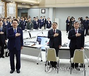 국기에 경례하는 윤석열 대통령과 김관진 전 장관