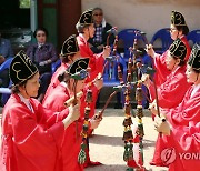 인천향교 춘기 석전대제…문무 추는 참가자들