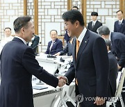 김관진 전 장관과 인사하는 김태효 국가안보실 1차장