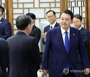 국방혁신위원회 출범식 입장하는 윤석열 대통령