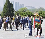 주북 러시아대사관, '전승절' 맞아 해방탑에 헌화