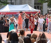 고려대 외국인학생 축제에서 열린 패션쇼