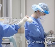 엔데믹 앞둔 간호사들의 '하이파이브'