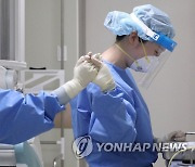 엔데믹 앞둔 간호사들의 '하이파이브'