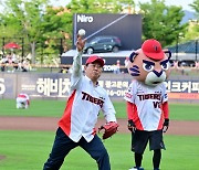 김한종 장성군수 프로야구 시구…봄꽃축제 성공 기원