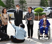 일본 정부 상대 손배소 2심 출석하는 야마모토 변호사와 이용수 할머니