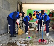 청소 봉사활동하는 해군 장병