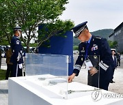 헌화하는 이상학 공군참모차장