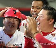 이우성 환영하는 최형우