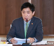 김주현 "대환대출 세계 첫 시도…수수료 부담 소비자에게 전가하면 안 돼"