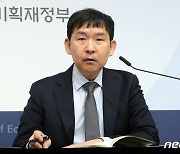 5월 최근경제동향 설명하는 이승환 기재부 경제분석과장