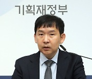 5월 최근경제동향 설명하는 이승환 기재부 경제분석과장