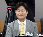 김주현 금융위원장 발언듣는 신원근 카카오페이 대표