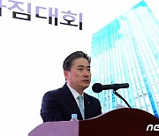 인사말 하는 정승일 한전 사장