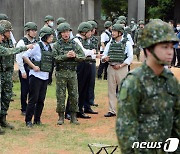 예비군 기지 방문해 설명 듣는 차이잉원 대만 총통