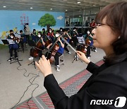 선생님들에게 바치는 학생들의 합주 공연