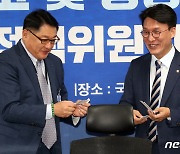 구자균 회장과 인사 나누는 김민석 정책위의장