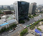 국제간호사의 날 기념집회 갖는 간호사들