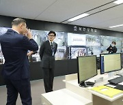 인천공항 보안상황실 업무보고 받는 한동훈 장관