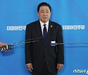 '김남국 코인' 취재진 질문 받는 김병기 진상조사단 팀장