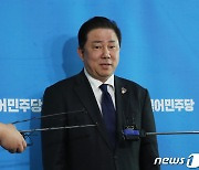 '김남국 코인 진상조사' 질문 받는 김병기 팀장