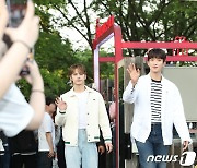 세븐틴 준·도겸, 남산에서 멋짐 폭발