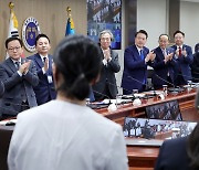 함께 코로나 극복한 영웅들...정치가 ‘간호법’으로 갈라놓았다