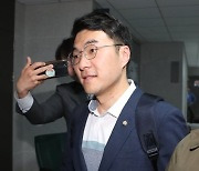 "김남국, 공짜로 코인 받은 듯"…의원사퇴도 거론한 민주당