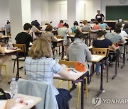 프랑스 교사가 시험지를 불태운 이유는?…"영어교육 문제 제기"