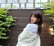 안유진, 치명 매력 속 우월 비율…화사한 예쁨까지[M+★SNS]