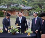 尹대통령, 국회의장단과 3시간 넘게 만찬…"민생에 여야 없다"