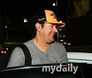 [MD포토] 경기장 나서는 수베로 감독 '웃으면서 떠납니다'