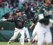 [MD포토] 장민재 '안정적인 번트 수비'