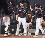 [MD포토] 김서현 '데뷔 첫 세이브, 선배들의 축하받는 슈퍼루키'