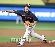 [MD포토] 김서현 '데뷔 첫 세이브 기록하는 슈퍼루키'